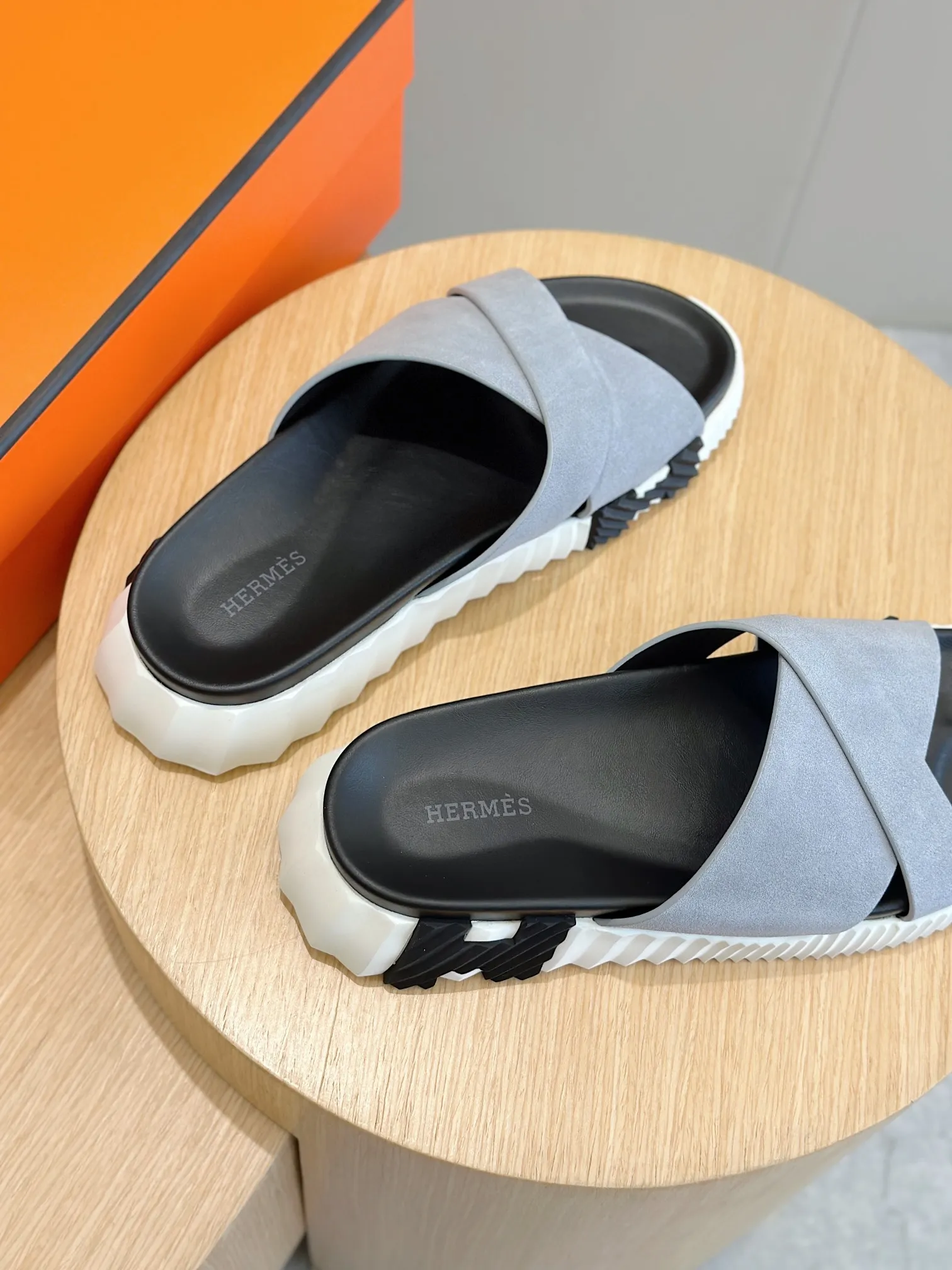 [HERMÈS] Top men's shoes 💰: 340💰 Size: 39-44 (38.45 46 custom-made) Herme*H Home Hermès Men's Sandals and Slippers - Original Replica Purchase the original version and make it one to one, the outsole is privately modeled, and the outsole color corresponding to each color is the same as the original version. Come to those who know the stuff 💪 The ultra-light soles are designed in contrasting colors, and they feel so comfortable on your feet! Calfskin, cowhide feet, private mold outsole.